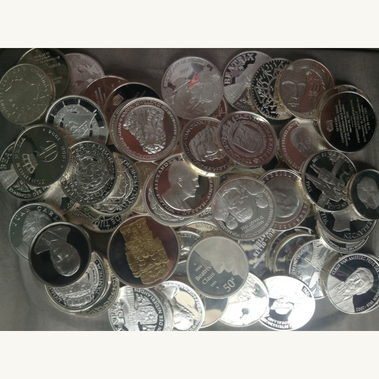 4 kilo puur zilver in zilveren penningen (niet gebruiken)