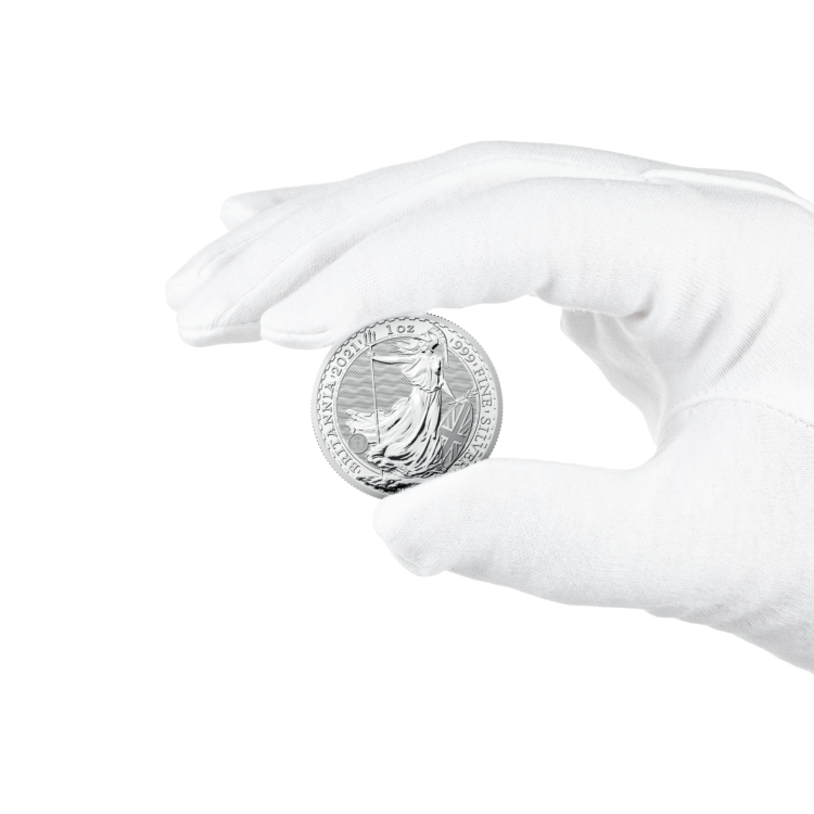 Hand met de 1 troy ounce zilveren Britannia munt diverse jaargangen