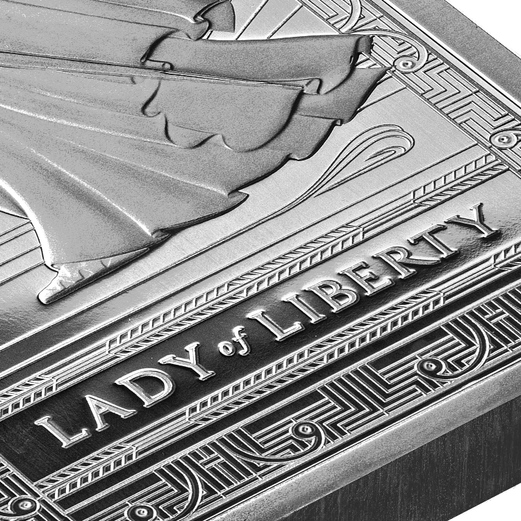 10 troy ounce zilverbaar PAMP Suisse Lady Of Liberty perspectief 1